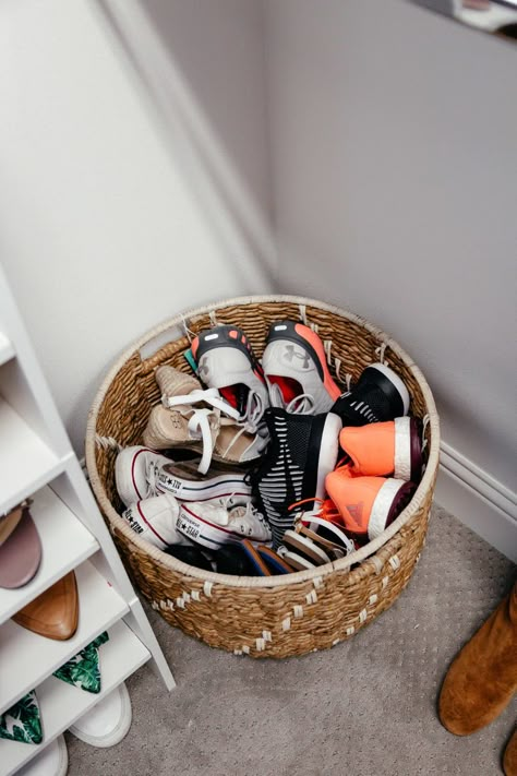 Clothes Storage Solutions, Apartment Closet Organization, Easy Closet Organization, Shoe Organization, Closet Hacks Organizing, Simple Closet, Dorm Organization, Clothes Closet Organization, Organization Closet