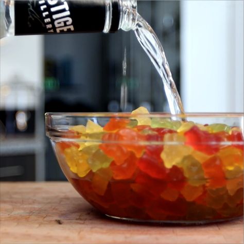 Gummy Bear Cocktail Recipe, Vegan Jello Shots, Gummy Bear Drink, Vegan Jello, Sweet Drinks Recipes, Vodka Drinks Easy, Vodka Gummy Bears, Fun Party Drinks, Candy Cocktails