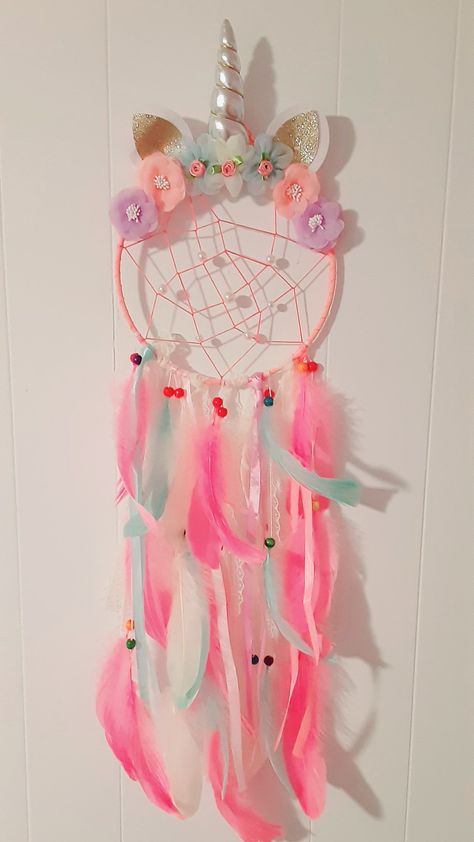 Unicorn Dreamcatcher, Unicorn Dream Catcher, Crochet Dreamcatcher Pattern, Atrapasueños Diy, Dream Catcher Patterns, So Kawaii, Beautiful Dream Catchers, Painted Clothes Diy, Crochet Dreamcatcher