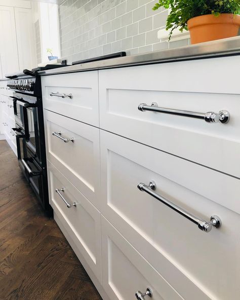 New Mayfair Kitchen Handles in Chrome on display in this stunning kitchen! Chrome Kitchen Hardware, Hampton Style Kitchen, Hamptons Kitchen, Cabinet Door Hardware, Kitchen Cupboard Handles, Chrome Kitchen, Kitchen Door Handles, Kitchen Knobs, Kitchen Cabinet Pulls