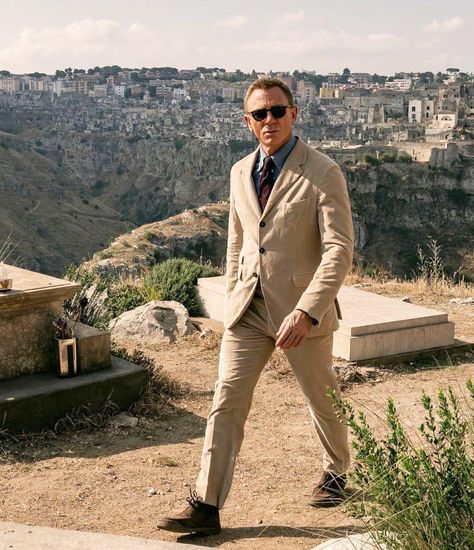 The best shoes James Bond has worn | Gentleman's Journal Craig 007, James Bond Outfits, Daniel Craig Style, James Bond Suit, Bond Outfits, Bond Suits, Bond James Bond, Khaki Suit, Mens Luxury Lifestyle