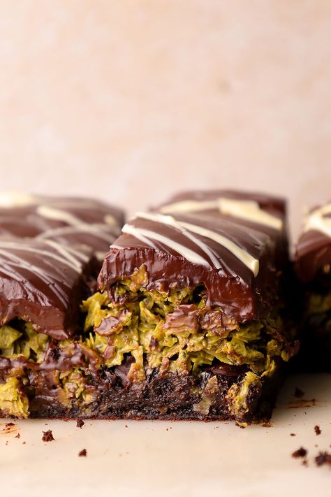 Dubai Chocolate Pistachio, Dubai Chocolate Cake, Dubai Chocolate Bar, Pistachio Chocolate Cake, Pistachio Brownies, Pistachio Cupcakes, Chocolate Cookie Bars, Dubai Chocolate, Chocolate Bar Recipe