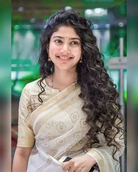 Sai Pallavi Hd Images, Sai Pallavi, My Queen, Couples Poses For Pictures, Actress Photos, Desi Beauty, Image Hd, Curly Hair, Saree