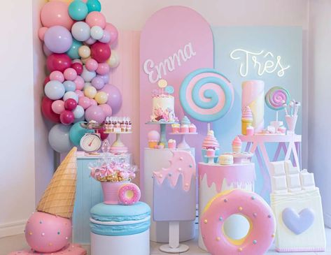 Candy Theme Birthday Party, Donut Themed Birthday Party, Candy Land Birthday Party, 1st Birthday Girl Decorations, Girls Birthday Party Themes, Donut Birthday Parties, Candy Birthday Party, Ice Cream Birthday Party, Candyland Birthday