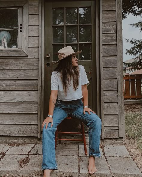 Ranch Style Fashion, Minimal Western Style, Western Maximalism, Photoshoot Country, Post Baby Fashion, Blundstone Style, Casual Cowgirl, Western Photoshoot, Pony Rider