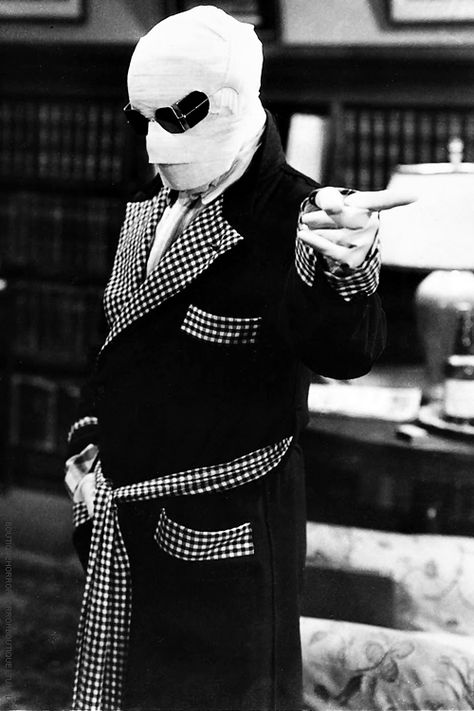 Claude Rains in “The Invisible Man” (1933). What a fantastic film! Perfectly paced, great story, tons of interesting detail and effects - they don't (often) make 'em like this anymore!!! The Invisible Man 1933, Hollywood Monsters, Universal Horror, Universal Studios Monsters, Claude Rains, The Invisible Man, Art Cinema, Man Costume, Horror Movie Icons