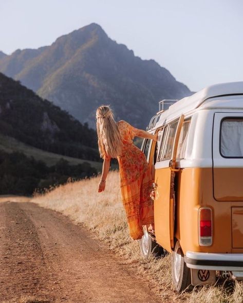 Van Life Aesthetic, Vans Aesthetic, Bus Girl, Camper Rental, Kombi Home, Perfect Road Trip, Bus Life, Cool Campers, Travel Van