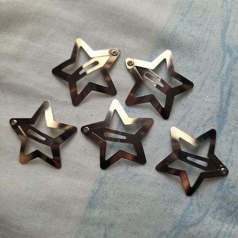 Five Silver Metal Star Hairclips Hair Accessory Hot Topic Cutecore Kawaii Decora Hot Topic, Hair Clips, Kawaii, Goth 2000s, Metal Star, Metal Stars, Grunge Fashion, Edgy Fashion, Star Shape