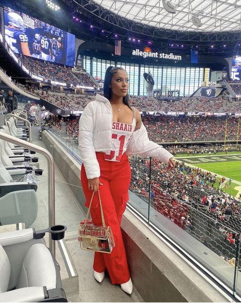 Foot Ball Game Outfit For Women Fall, Sports Wife Outfit, Sport Game Outfits For Women, Alabama Gameday Outfit Black Women, Gameday Winter Outfits, Nba Game Outfits For Women, Atlanta United Outfit, Nfl Wives Game Day Outfit, Basketball Wife Aesthetic Outfit