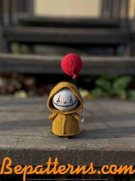 Amigurumi Crochet Animals, Crochet Pennywise, Cute Halloween Crochet, Amigurumi Aesthetic, Unique Amigurumi, Pennywise Halloween, Aesthetic Amigurumi, Halloween Amigurumi, Diy Crochet Patterns