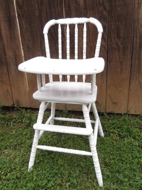 Vintage high chair makeover This is exactly what I keep looking for to repaint. High Chair Makeover, Vintage Highchair, Bloom High Chair, Antique High Chairs, Vintage High Chairs, Cute Desk Chair, Big Comfy Chair, Restoration Hardware Chair, Wooden High Chairs