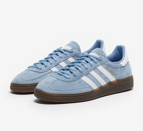 Quoi Porter, Shoe Wishlist, Adidas Spezial, Aesthetic Shoes, Shoe Inspo, Outfit Trends, Swag Shoes, Stylish Clothes, Red Adidas