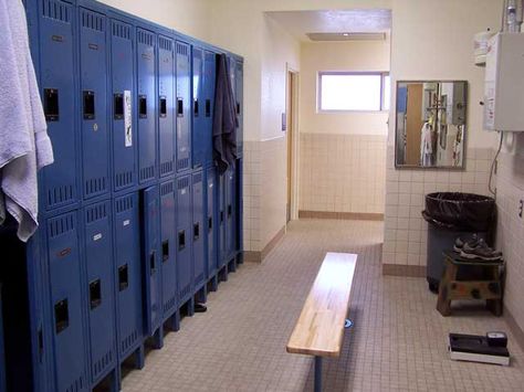 locker room American High School, Room Aesthetics, School Gym, School Lockers, The Amazing World Of Gumball, Trik Fotografi, Boarding School, Locker Room, Life Is Strange