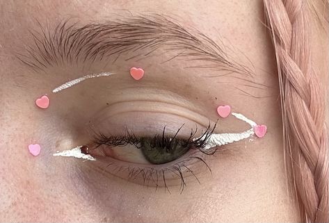 White graphic liner hearts Graphic Eyeliner Heart, Liner Ideas, Graphic Eyeliner, Graphic Liner, Eyeliner, Makeup Looks, Makeup, White, Make Up