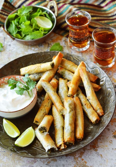 Airfryer Philips, Spinach Rolls, Spinach Benefits, Mini Rolls, Spinach Feta, Summer Appetizer, School Snack, Lebanese Recipes, Moroccan Food