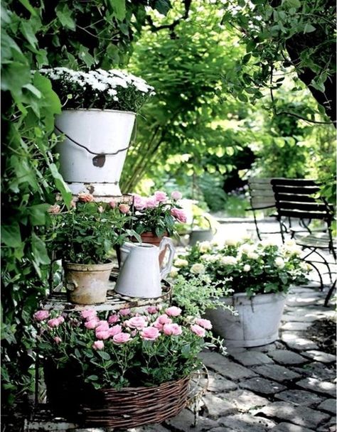 Adorable Shabby Chic Garden Decoration Ideas ~ Matchness.com Shabby Chic Garden, Estilo Shabby Chic, Budget Garden, Vintage Garden Decor, Romantic Garden, Olive Garden, Container Flowers, Garden Care, Garden Cottage