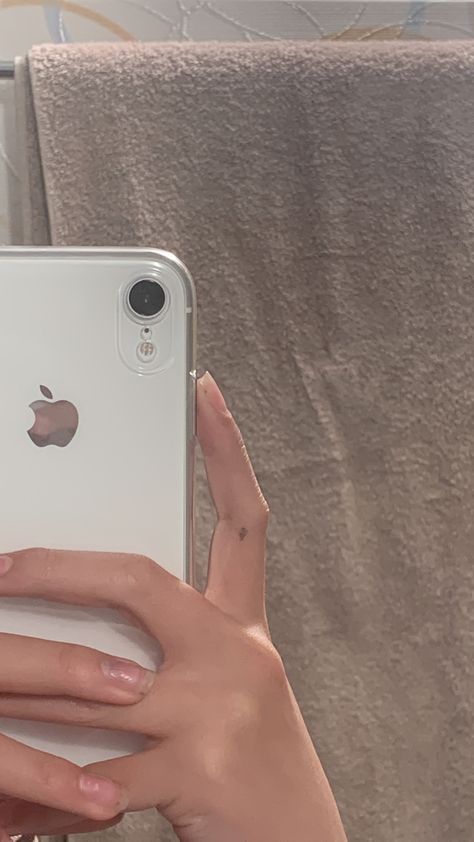 Iphone Xr White Mirror Selfie, Iphone Xr Aesthetic Mirror Selfie, Iphone Xr Mirror Pics, Mirror Selfie Iphone Xr, Iphone Xr Aesthetic, Boomerang Iphone, Ip Xr, Pink Flowers Wallpaper, White Mirror