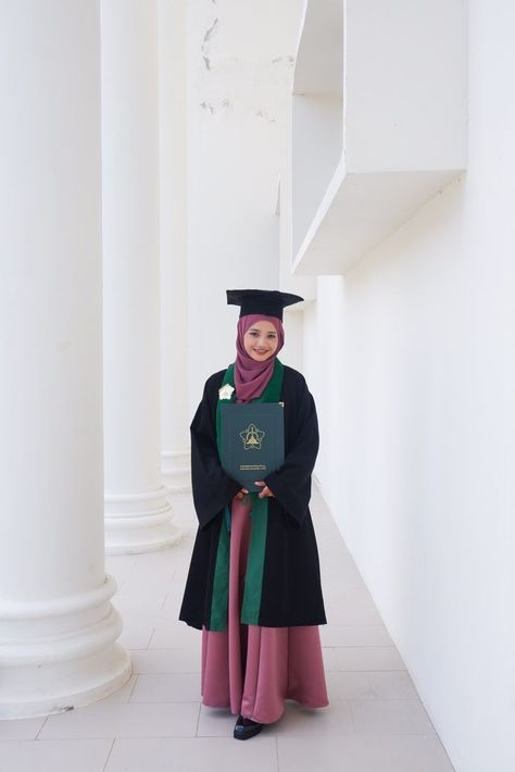 Hijabi Graduation Outfits, Hijabi Graduation, Graduation Attire, Muslimah Photography, Funny Snapchat Pictures, Graduation Photography Poses, Modern Mehndi Designs, Graduation Poses, Graduation Picture Poses