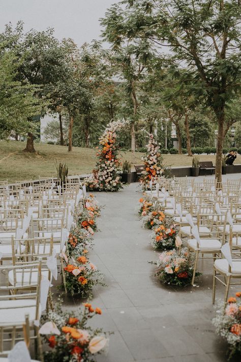 Ceremony Flowers Aisle, Fall Ceremony, Vietnam Wedding, Fall Garden Wedding, Fall Wedding Ceremony, Wedding Isles, Orange Wedding Flowers, Aisle Flowers, Garden Weddings Ceremony