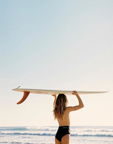 Summer Photoshoot Ideas, Surfing Aesthetic, The Art Of Photography, Art Of Photography, Surf Vibes, Surfing Swimwear, Beach Workouts, Surf Lifestyle, Summer Photoshoot