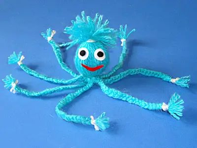 Eine Krake aus Wolle | Basteln & Gestalten Homemade Gag Gifts, Pipe Cleaner Animals, Wool Projects, Wool Crafts, Hand Art, Craft Blog, Arts And Crafts Projects, Kraken, Yarn Crafts