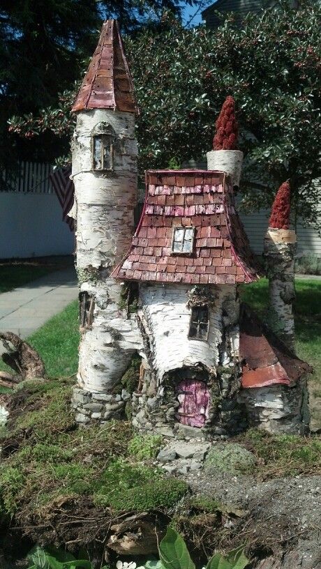 Fairy tree stump house Fairy Garden Castle, Tree Stump Ideas, Stump Ideas, Fairy Tree Houses, Fairy Castle, Fairies Garden, Fairy Gnome, Fairy Homes, Garden Houses