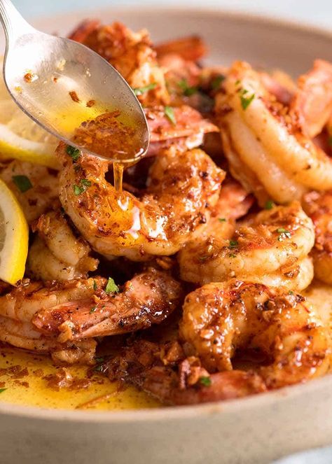 Close up of spoon drizzling Lemon Garlic Butter Sauce over grilled shrimp / prawns Bbq Prawns, Butter Prawn, Lemon Garlic Butter Sauce, Grilled Prawns, Bbq Shrimp, Grilled Shrimp Recipes, Prawn Shrimp, Prawn Recipes, Recipetin Eats