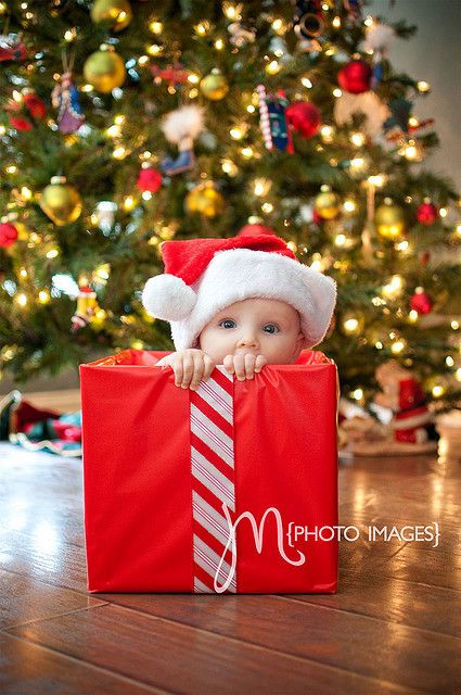 Cute Christmas picture Christmas Baby Pictures, Baby Christmas Photos, Xmas Photos, Family Christmas Pictures, Foto Tips, Christmas Photography, Christmas Photoshoot, Holiday Pictures, Newborn Pictures