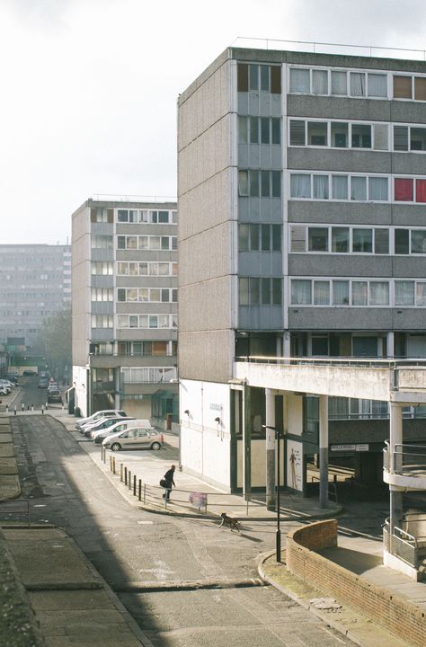 SE17 - Walworth The Aylesbury Estate, one of London’s biggest housing estates - which is most likely going to be demolished in order to leave space to some more soulless luxury 1-2-3 bedroom flats t… Council Estate, Derelict Places, Location Scouting, Council House, Brutalism Architecture, Life Sentence, Brutalist Architecture, Urban Environment, Brutalism