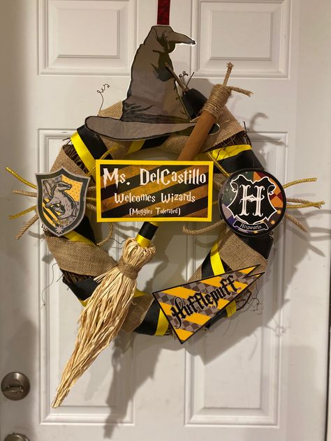 Harry Potter Theme Christmas Decoration, Harry Potter Wreath Diy, Harry Potter Wreath, Harry Potter Door, Harry Potter Teachers, Harry Potter Christmas Decorations, Harry Potter Christmas Tree, Harry Potter Nursery, Hogwarts Christmas