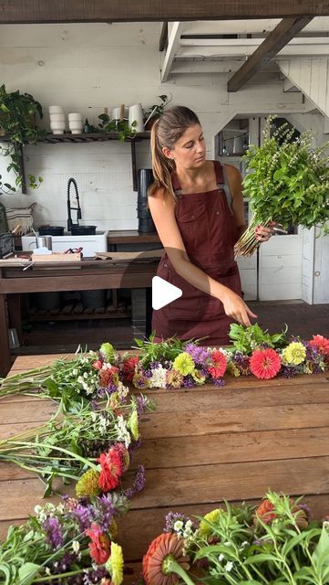 Katy King 🌸 Flower Farmer on Instagram: "Making subscription bouquets today! Here’s my easy method for making lots of bouquets in a short amount of time. Comment GEAR and I’ll send a link to all of my bouquet making supplies. 💐

#flowerfarmer #farmerflorist #flowerfarm #cutflowers #cutflowergarden #bouquet" Greens For Flower Arrangements, Zinnia Bouquet Ideas, Market Bouquet Recipe, How To Do A Bouquet Of Flowers, Bouquet Display Ideas, Market Bouquets Fresh Flowers, Cut Flower Bouquet Ideas, How To Build A Bouquet, Making Flower Bouquets