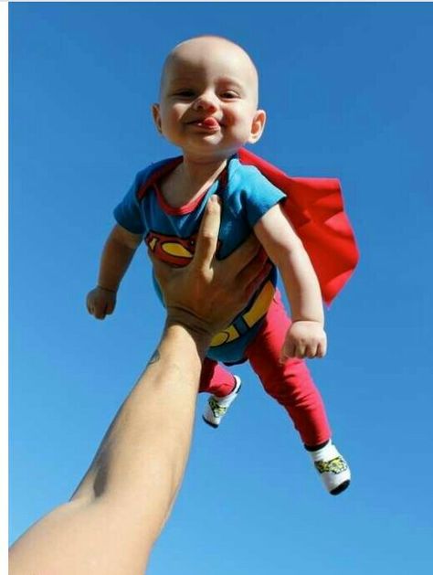 Baby Superman/supergirl Baby Superman Costume, Baby Costume Ideas, Superman Halloween Costume, Superman Halloween, Diy Baby Halloween Costumes, Funny Baby Costumes, Superman Costume, First Halloween Costumes