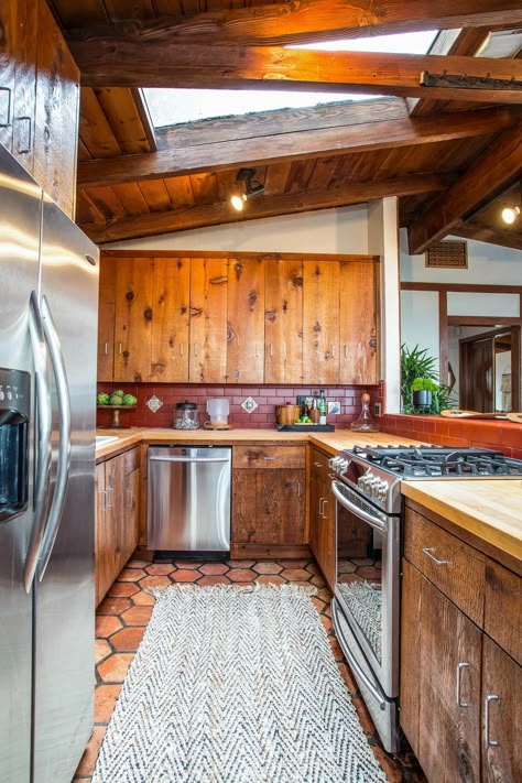 Hollywood Hills home meshes cabin vibes with midcentury flair for $1.2M - Curbed LA Eco Tiny House, Mid Century Cabin, Modern Log Cabin, Cabin Vibes, Midcentury House, Hollywood Hills Homes, Welcome To My House, Cabin Kitchens, Tiny House Cabin