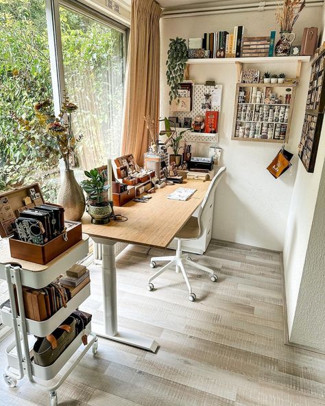 Creative Workspace Inspiration, Desk Setup Ideas, Artist Desk, New Desk, Art Studio Space, Art Studio Design, Creative Journaling, Desk Inspiration, Setup Ideas