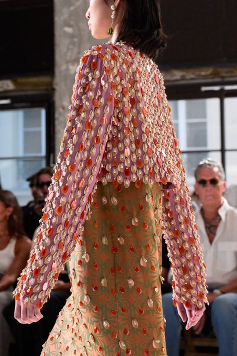 The Best Vogue Runway Detail Images of 2024 | Vogue Spring Fashion Chic, Fashion Show Dresses, Museum Fashion, Runway Details, Cotton Kurti Designs, Spring Summer 2024, Evening Outfits, Textiles Fashion, Fashion Gallery