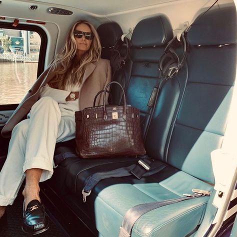 Elle Macpherson on Instagram: “On the road again ... @businesschicks - @filomena_makeup ( and @welleco trusted hydrator bottle peaking out of bag )” Elle Macpherson Diet, Elle Mcpherson Style, Elle Macpherson Style, Elle Mcpherson, Birkin Mom, Rich Mom, Curated Wardrobe, Hermes Birkin 35, Elle Macpherson