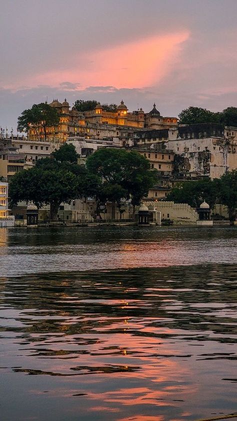 Pichola Lake Udaipur, Terrace Indian, Udaipur Aesthetic, Udaipur Trip, Aesthetic Palace, Indian Places, City Palace Udaipur, Indian Travel, Udaipur India