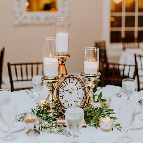 Clock Centerpiece Ideas, Clock Table Decorations, Clock Centerpiece Wedding, Princess Table Centerpiece, Vintage Centerpiece Ideas, Clock Birthday Party, Clock Centerpieces, Time Themed Party, Nye Wedding Decor