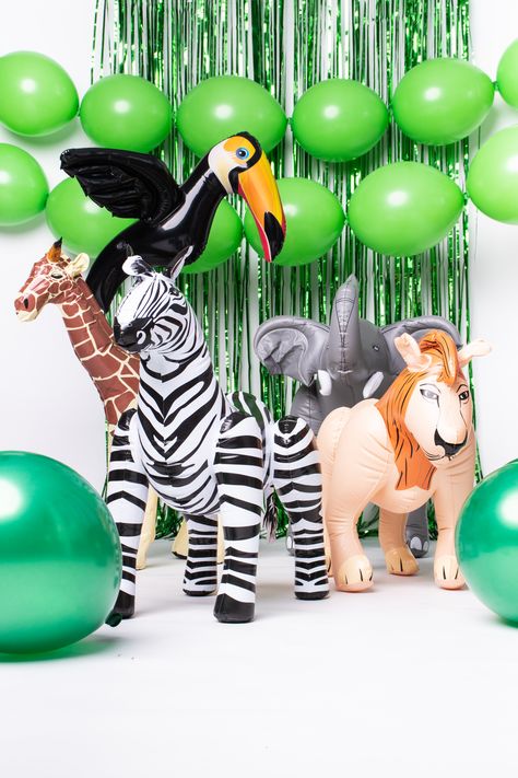 Safari thema feestje met opblaas beesten. Jungle achtergrond met groene ballonnen Jungle Thema, Neon Jungle, Jungle Theme Parties, Green Balloon, Jungle Party, Birthday Party Planning, Safari Birthday, Safari Party, Jungle Theme