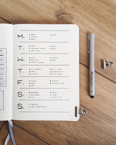 Need to get back to basics? Try this no muss no fuss minimalistic weekly bullet journal spread. Minimalist Bullet Journal Layout, Bullet Journal First Page, Bullet Journal Simple, Journal Weekly Layout, Weekly Spread Ideas, Minimalist Bullet Journal, Bullet Journal Work, Bullet Journal Minimalist, Studera Motivation