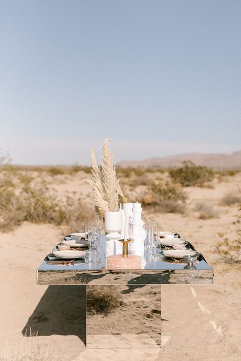 20 Desert-Inspired Wedding Ideas for the Boho Couple Dining Table Photoshoot, Table Photoshoot, Mirrored Dining Table, Bohemian Centerpieces, Earth Tone Wedding, Modern Tablescape, Joshua Tree Wedding, Desert Environment, Nature Photoshoot