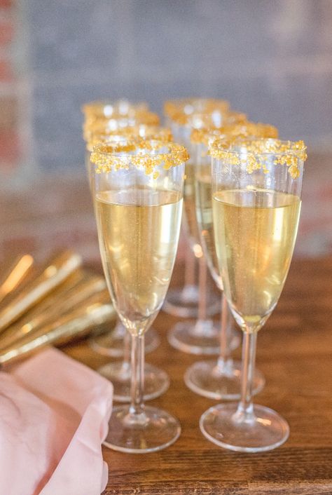 Gold Alcoholic Drinks For A Party, Gold Glitter Drink, Champagne Wedding Shower Ideas, Gold Drinks Non Alcoholic, 19th Golden Birthday Ideas, Gold Themed Birthday Party Decoration, Gold Drinks Alcohol, Gold Party Drinks, Gold Alcoholic Drinks