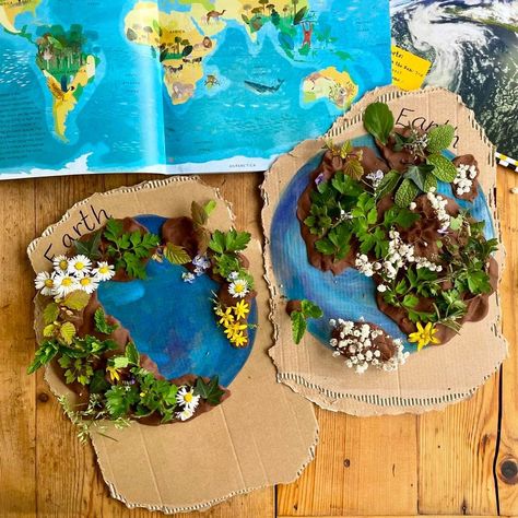 Earth Day play ideas 💙💚 We are feeling inspired 🌎 Repost from @katerpiller1981 • Earth Day activities! 🌍 With Earth Day coming up a week tomorrow, here is a little round up of our activities from the past couple of years celebrating and learning about our beautiful planet. 🌍 Playdough earths - a cardboard base board with watercolour globe, playdough for landmasses and natural bits from the garden 🌍 Fizzy Earth - another cardboard Earth base, drops of food colouring under bicarbonate of so... Earth Day Celebration, Earth Day Art Ideas, Earth Projects For Kids, Earth Crafts For Kids, Earth Activities For Kids, Earth Crafts Preschool, Earth Day Activities For Kids, Natural Playdough, Eco Friendly Birthday Party