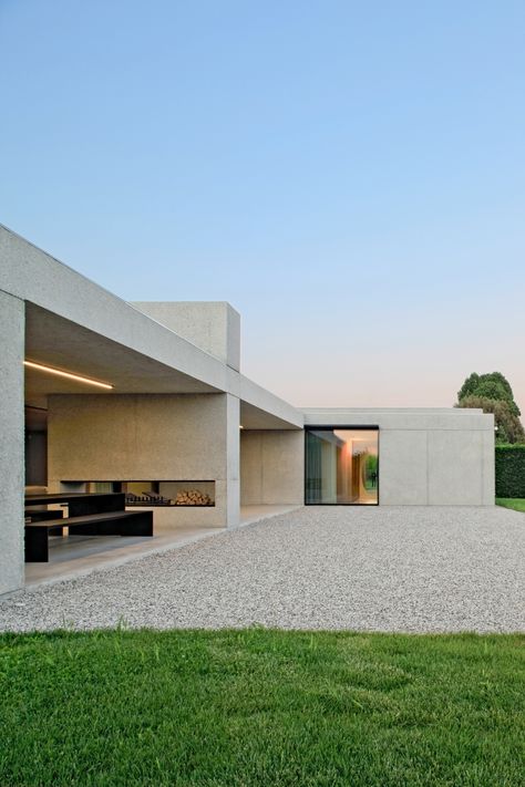 One Storey House, Hidden House, Minimal Architecture, Exposed Concrete, Casa Exterior, Concrete House, Minimal Home, Contemporary House Design, Floor To Ceiling Windows