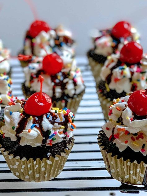 Hot Fudge Sundae Cupcakes, Hot Fudge Cupcakes, Unique Cupcake Recipes, Cupcakes With Whipped Cream Frosting, Cupcake Recipes Unique, Baking Guide, Sundae Cupcakes, Hot Fudge Sundae, Oreo Frosting