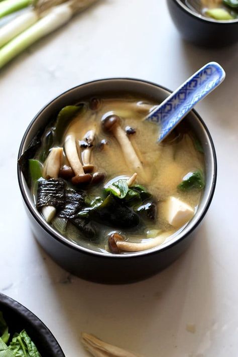 Miso Kimchi Soup, Japanese Clear Soup Recipe, Japanese Clear Soup, Easy Miso Soup, Clear Soup Recipe, Sopa Miso, Soup Japanese, Silken Tofu Recipes, Asian Soups