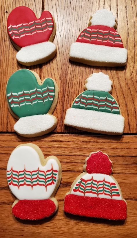 Beanie Cookies Decorated, Sugar Cookie Mittens Decorating Ideas, Christmas Mitten Cookies Decorated, Mitten Cookie Decorating Ideas, Christmas Hat Cookies, Winter Hat Cookies Decorated, Christmas Mitten Cookies, Christmas Cookies With Buttercream Icing, Santa Hat Cookies Decorated