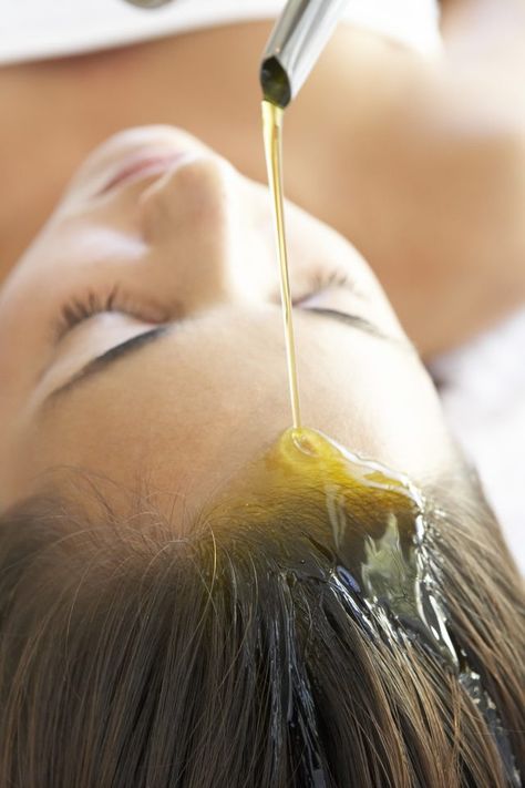 Oil pouring onto woman's forehead and hair Hair Growth Serum Diy, Bolesti Chrbta, Coconut Oil Hair Mask, Regrow Hair, Essential Oils For Hair, Hair Done, Hair Growth Serum, Honey Hair, Coconut Oil Hair