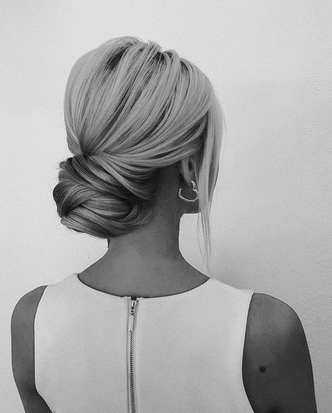 Loose bun at the nape of the neck Wedding Buns Low, Wedding Hairstyles From The Front View, Old Hollywood Waves Wedding Hair, Modern Updo Wedding, Wedding Loose Bun, Classy Wedding Bun, Elegant Wedding Bun, Bridesmaid Hair Inspiration, Simple Bun Wedding Hair