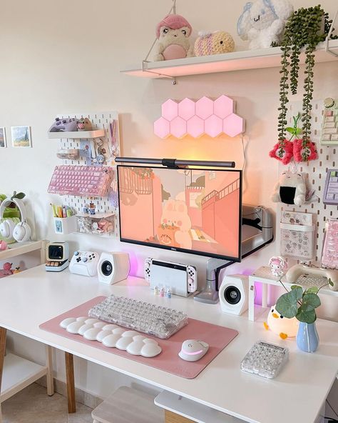 happy mid-week 🤍🎀 can’t believe it’s the last day of January, this month passed by so fast 😳 does it feel the same for you? 🌱🌷 desk setu… | Instagram Desk Setu, Dorm Set Up Layout, Desk Apartment, Last Day Of January, Wfh Office, Cozy Games, Game Aesthetic, Cozy Gaming, Cozy Desk